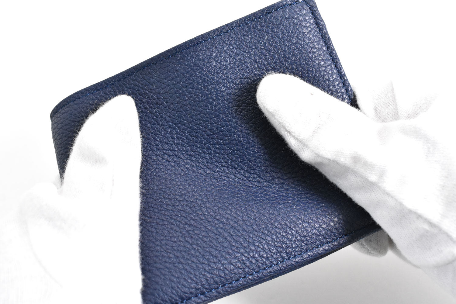 ソフトレザー　ベラ付き二つ折り財布（小銭入れあり）　「イルクオーレ」　NP66816　商品特徴