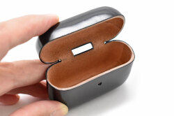 AirPods Pro Leathercase KICS（エアーポッツプロ　レザーケース） 「プレリーギンザ」 NP71398　ブラック　内作り