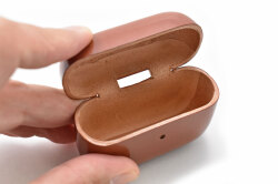 AirPods Pro Leathercase KICS（エアーポッツプロ　レザーケース） 「プレリーギンザ」 NP71398　ブラウン　内作り